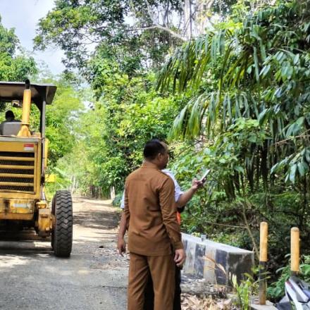 PENGERASAN BADAN JALAN UNTUK PENGASPALAN DI DESA BAWAHAN SEBERANG